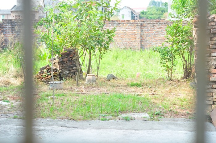 Bên trong sân ngôi nhà con gái và con rể lớn xây cho bà Nhưng, trong nhà không có giếng. Bà Nhưng nói: “Mỗi lần nấu cơm, tôi đều phải sang nhà hàng xóm xách từng xô nước nhỏ về dùng. Những ngày mưa giông, nước mưa tạt qua cửa sổ vào tận giường nằm, rất khổ cực”, bà Nhưng nói.